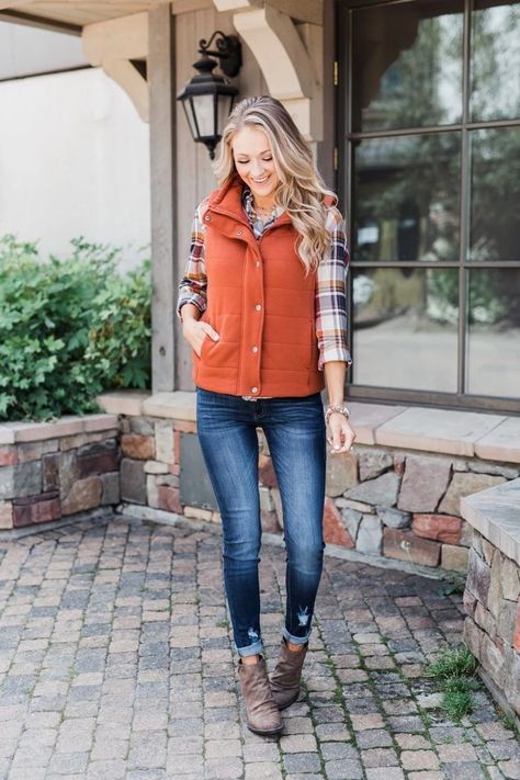 Burnt Orange Fashion, Fall Puffer Vest, Quilted Vest Outfit, Vest Outfits For Women, Soft Vest, Outfit Inspiration Women, Simple Fall Outfits, Vest Outfit, Style Inspiration Casual