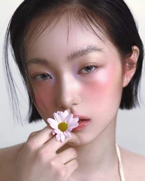 Mi르🎨 | 2023.12.01 🦋 Photo : @huinnari Model : @_dam.ee H&M : @_m._.mir | Instagram Flower Reference Photo, People With Flowers, Light Summer Makeup, Flower Knows Makeup, Makeup Reference, Makeup Shoot, Flower Portrait, Makeup Tiktok, J Beauty