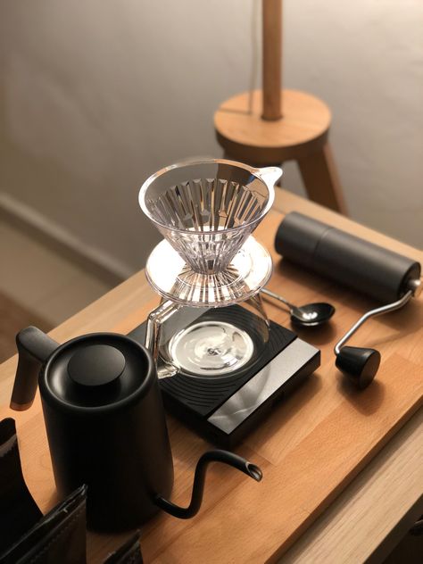 Home Coffee Setup, Pour Over Coffee Aesthetic, Coffee Set Up, Pour Over Coffee Station, Coffee Setup, Coffee Zone, Coffee Bar Cart, Coffee Recipe Healthy, Coffee Counter