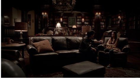 All 'The Vampire Diaries' Easter Eggs in the Series Premiere of 'Legacies' Lockwood Mansion, Salvatore Boarding House, Jeremy Gilbert, Vampire House, Mansion Aesthetic, Roman House, Vampire Illustration, Dark House, Aesthetic Living Room