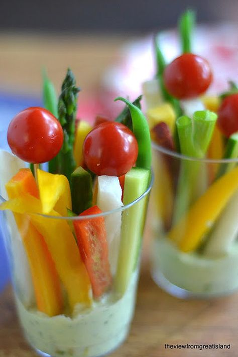 Veggies and dip cups Veggie Dip Cups, Holiday Appetizers Easy, Elegant Appetizers, Veggie Dip, School Snack, Summer Snacks, Food Options, Holiday Appetizers, Snacks Für Party