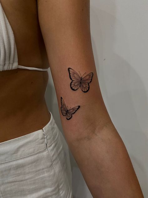 Above Elbow Tattoo, Tattoo Homme, Butterfly Tattoos On Arm, Inner Arm Tattoos, Basic Tattoos, Ear Tattoo Ideas, Butterfly Tattoos For Women, Small Pretty Tattoos, Elbow Tattoos