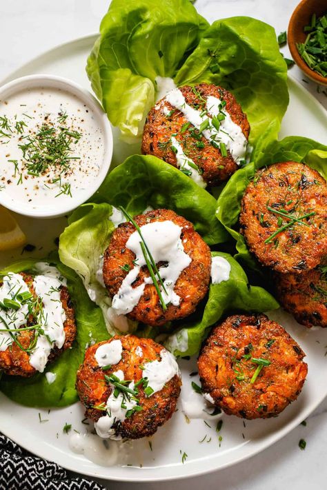 20 Minute Salmon Fish Cakes - Midwest Foodie Greek Salmon Recipe, Leftover Salmon Recipes, Salmon Fish Cakes, Salmon Cakes Recipe, Crispy Salmon, Fish Cakes Recipe, Leftover Salmon, Fish Cakes, Fried Salmon