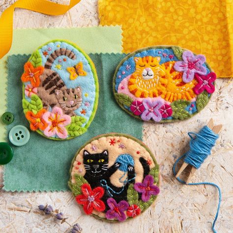 Felt Pins Brooches, Felt Embroidery Patterns, Felt Brooch Diy, Felt Keyrings, Felt Cat Ornament, Felt Pins, Felt Keyring, Cat Felt, Felt Sewing