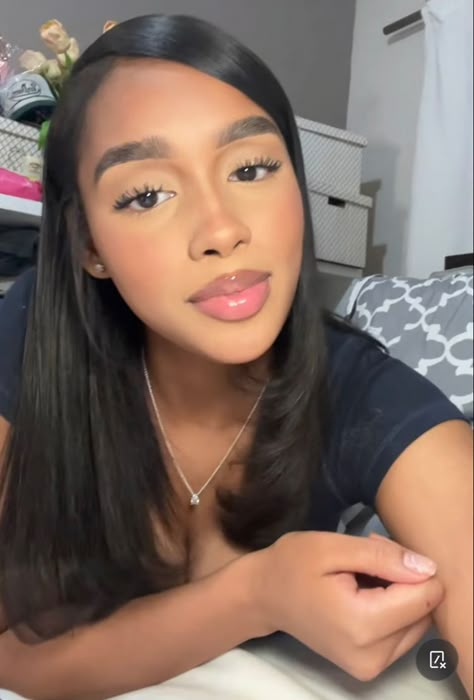 Full Face Makeup Without Lashes, Grown Woman Nails, Natural Glam Black Women, Clean Girl Makeup Black Women, Soft Glam Makeup Black Women Light Skin, No Lashes Makeup Look, Natural Soft Glam Makeup Black Women, Streetwear Fashion Instagram, Baddie Fashion