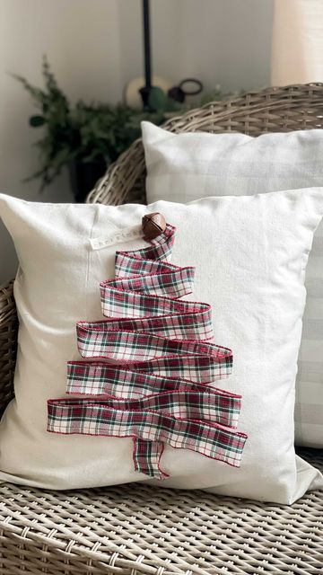 Christmas Pillows Aesthetic, Diy Christmas Cushions Ideas, Winter Pillow Covers Diy, Christmas Pillow Patterns Free, Sewing Christmas Pillows, Diy Christmas Pillows No Sew, Christmas Shaped Pillows, Christmas Throw Pillows Diy, Diy Christmas Tree Pillow