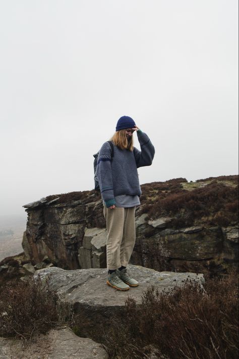 Hiking Outfit Ideas, Granola Girl Outfits, Outdoorsy Aesthetic, Granola Outfits, Hiking Fits, Womens Hiking, Granola Girl Aesthetic, Hiking Aesthetic, Hiking Outfit Winter