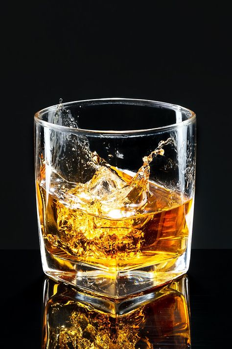 Whiskey On The Rocks, Beer Bottle Design, Crystal Photography, Liquor Glass, Whiskey Ice, Structural Drawing, Photo Elements, Cocktail Photography, Glass Photography