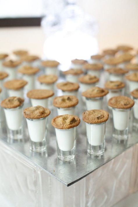 These Non-Traditional Desserts Are Replacing Wedding Cakes Ideas Para Catering, Cookies Photo, Cookie Shots, Buffet Dessert, Wedding Snacks, Wedding Dessert Table, Milk Bar, Chocolate Caliente, Late Night Snacks