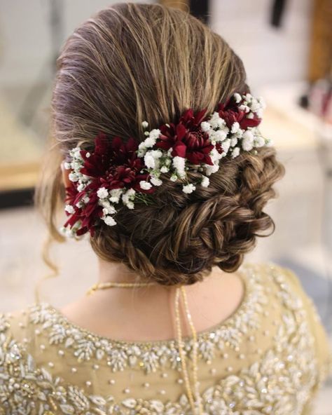 Shaadi Hairstyles, Long Hair Bridal Styles, Hairstyles For A Round Face, Yellow Frock, Indian Bun Hairstyles, Long Hair Bridal, Groom Hair Styles, Floral Bun, Low Bun Wedding Hair