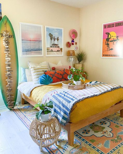 Hawaiian Bedroom Ideas, Surf Room Decor, Beachy Room Decor, Beach Room Decor, Beachy Bedroom, Surf Room, Beachy Room, Preppy Room Decor, Bedroom Idea