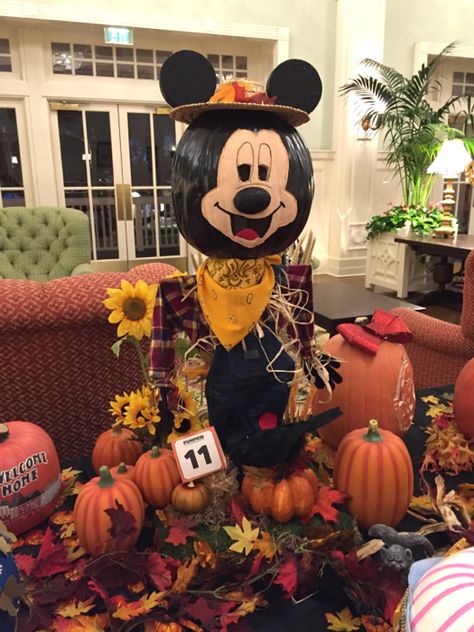 Disney Scarecrow Ideas, Disney Boardwalk Resort, Decorated Pumpkins, Scarecrow Ideas, Pumpkin Patch Farm, Scarecrow Festival, Disney World Halloween, Bar Space, Mickey Mouse Pins