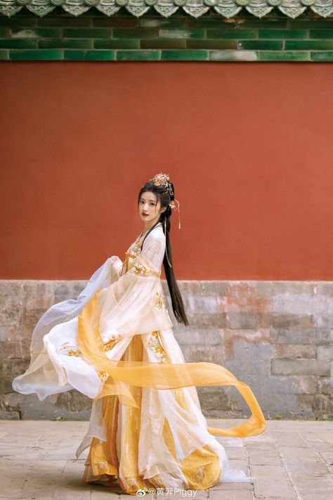 Tang Dynasty Hanfu, Hanfu Girl, Ancient Chinese Dress, Hanfu Traditional, Hanfu Dress, Tang Dynasty, Chinese Clothing, Asian Outfits, Chinese Dress