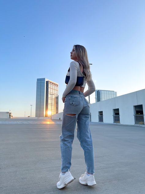 Girl in mom jeans in a parking garage, cute outfit ideas Top Of Parking Garage Photoshoot, Garage Photoshoot Ideas, Garage Poses, Valentines Photos, Park Shoot, Garage Photos, Parking Garage Photoshoot, Garage Photoshoot, Garage Pictures