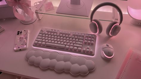 Cute Computer Keyboard, Pink And White Pc Setup, Pink Gaming Set Up, Pink Set Up, Pink And White Gaming Setup, Pc Setup White, Pc Set Ups, Cute Pc Build, Pc Set Up