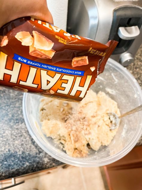 Mc And Cheese Recipe, Heath Cookies, Heath Bar Cookies, Heath Bar, Cookie Recipes Chewy, Blackberry Recipes, Crazy Lady, Heath Bars, Toffee Cookies