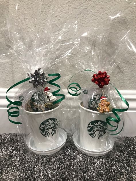 Disposable Coffee Cup Gift Ideas, Cups Filled With Gifts, Tiny Gift Basket Ideas, Starbucks Cup Gift Filled, Secret Santa Gift Wrapping Ideas, Starbucks Cup Gift Ideas, Starbucks Gift Card Ideas, Gift Card Basket, Free Starbucks Gift Card