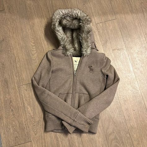 Abercrombie Faux fur jacket size small Fur Hood Jacket Y2k, Fur Lined Hoodie Y2k, Old Abercrombie And Fitch, Y2k Fur Jacket, Jackets With Fur, Jacket With Fur Hood, Fur Hoodie Jacket, Fur Hooded Jacket, Small Jacket