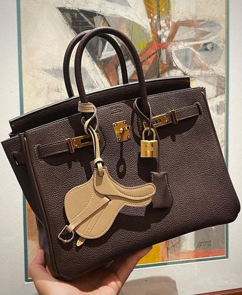 Bag Charm Ideas, Bag Charms Aesthetic, Jane Birkin Bag, Hermes Birkin Brown, Jane Birkin Aesthetic, Style Jane Birkin, Bag With Charms, Charms Aesthetic, Birkin Style