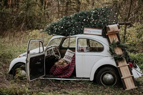 Christmas Vw Beetle, Christmas Mini Ideas Photo Sessions, Vw Beetle Christmas Photoshoot, Vw Christmas Pictures, Mini Christmas Sessions Outdoor, Christmas Mini Ideas Outdoor, Winter Mini Session Ideas Outdoor, Christmas Car Photoshoot, Christmas Camper Photoshoot