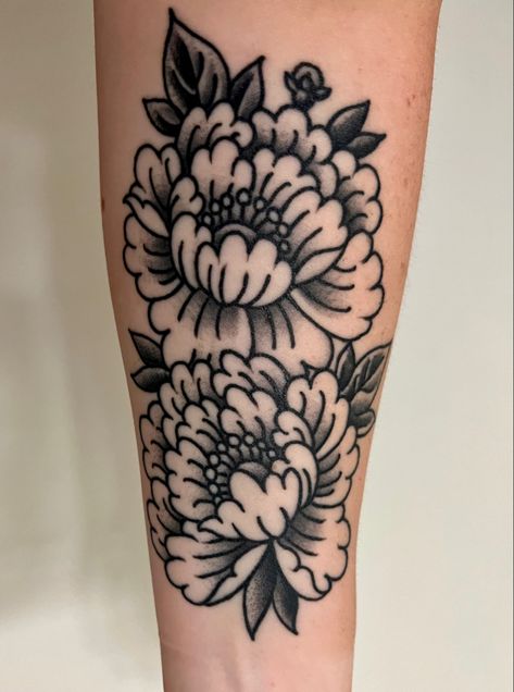 Traditional Tattoo Black And Grey, Carnation Flower Tattoo, Flower Shoulder Tattoo, Carnation Tattoo, Black Line Tattoo, Traditional Black Tattoo, Abstract Tattoo Ideas, American Traditional Tattoo Ideas, Traditional Tattoo Flowers