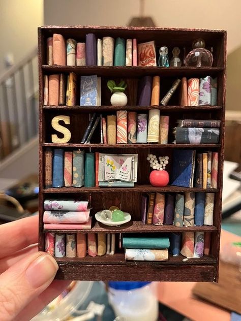 Mini Bookshelf Diy, Diy Mini Bookshelf, Miniature Book Shelf, Diy Tiny Books, Victorian Dollhouse Miniatures, Miniature Bookshelf, Mini Bookshelf, Barbie Doll Set, Mini Doll House