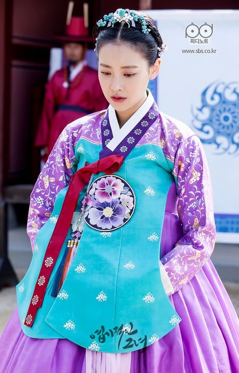 Cute Christmas Dress, My Sassy Girl, Asian Traditional Fashion, Hanbok Traditional, Korean Traditional Clothing, Korea Dress, Korean Accessories, Korean Traditional Dress, Modern Hanbok