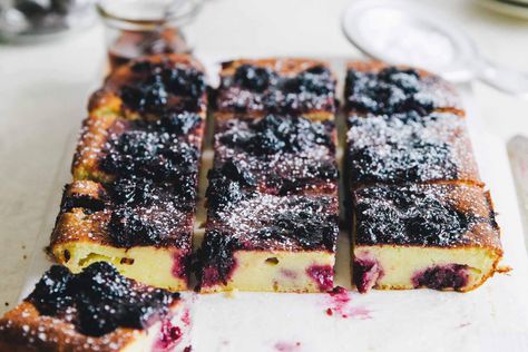 Blackberry Ricotta and Olive Oil Bars. Love how moist, soft and incredibly tasty these are. Blackberry Ricotta, Sweet Bars, Tea Ideas, Edamame, Sweets Recipes, Pavlova, Healthy Dessert, Just Desserts, Cake Desserts