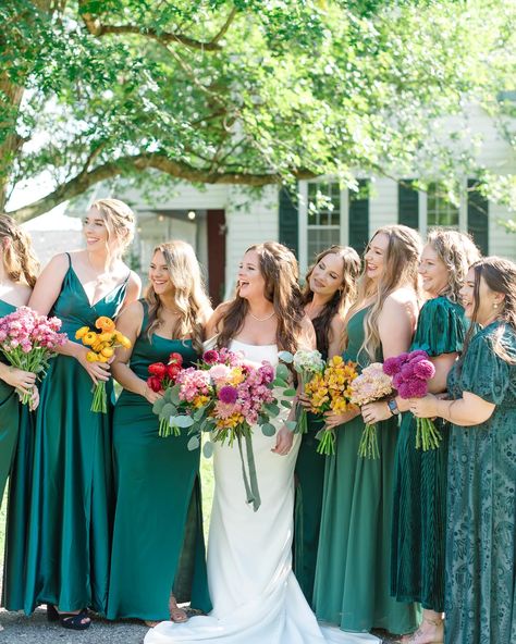 A moment for the monotype 💐 Have you seen this trend? The Monotype Bridal Bouquet Each of these bridesmaids bouquets are made up of a single variety of a particular flower from Meghan’s bridal bouquet. If you’re looking to add a unique element to your bridal party, this is such a fun way to do it! The single bundles of flowers held by your best girls make way for a dramatic bridal bouquet— a gorgeous blending of all the colors and textures from your bridesmaid’s flowers really turns into ... Monotype Bridesmaid Bouquet, Single Flower Bridesmaid Bouquet, Wildflower Wedding Theme Bridesmaid, Bundles Of Flowers, Wildflower Wedding Theme, Wedding Bouquets Bride, Bridesmaids Bouquets, Bridesmaid Bouquets, Colorful Bouquet