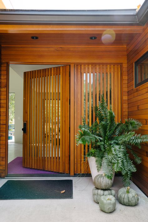 Modern House Remodel, Mid Century Modern Front Door, Mid Century Modern Door, Mid Century Modern Exterior, Mid Century Exterior, Modern Remodel, Bathroom Decor Ideas Themes, Modern Front Door, Mid Century Architecture