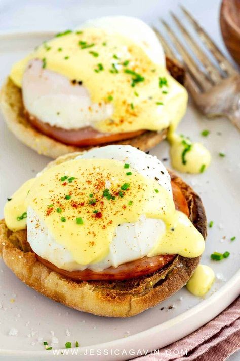 Easy eggs benedict breakfast with poached eggs on top of toasted English muffin, savory Canadian bacon, and drizzled with hollandaise sauce. #breakfast #eggsbenedict #eggs #canadianbacon Breakfast English Muffins, Benedict Sauce, Healthy English Muffin, Easy Poached Eggs, Hollandaise Recipe, Easy Eggs Benedict, Benedict Recipe, Poached Egg Recipe, Eggs Benedict Recipe