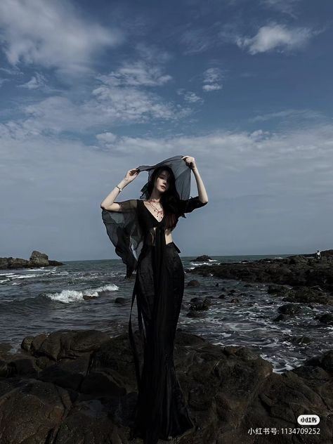 Dark Feminine Siren Aesthetic, Sea Witch Photoshoot, Gothic Siren Aesthetic, Dark Feminine Beach Outfit, Dark Mermaid Fashion, Black Mermaid Outfit, Dark Water Photoshoot, Witchy Beach Photoshoot, Goth Beach Photoshoot