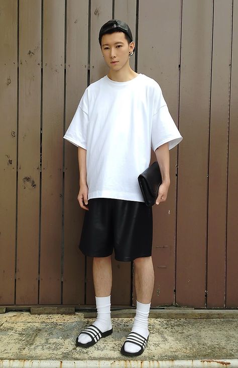 How to wear: socks & sandals Lace Socks Outfit, Short Outfits Korean, Socks Outfit Men, Black Leather Hat, Black Shorts Outfit, Sandals With Socks, Oversized White T Shirt, Japanese Mens Fashion, Adidas Sandals