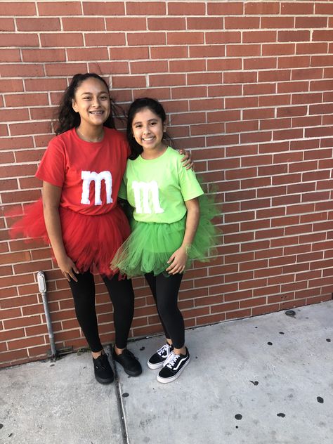 Shirt With Leggings Outfit, Twin Day Spirit Week, Spirit Week Ideas, Shirt With Leggings, Red Shirts, Twin Day, Homecoming Week, Outfit Costume, Leggings Outfit