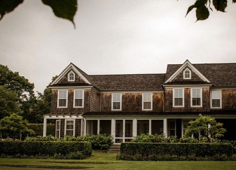 the Polished Pebble: Ina's Garden in the Hamptons East Hampton Houses, Ina Garden, Hampton Garden, Hampton Home, Shingle House, Shingle Style Homes, Hampton House, Barefoot Contessa, Barn Design