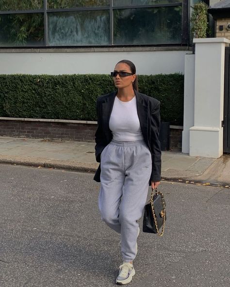 Sporty Office Outfit, Classy Sporty Outfits, Sportive Outfit, Charlotte Emily Sanders, Emily Sanders, Classy Sneakers, Tokyo Outfits, Fashion Inspo Outfits Minimal Chic, Charlotte Emily