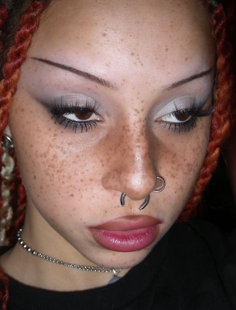 Drawn On Brows, Makeup For No Eyebrows, Spock Eyebrows, Alt Brows, No Eyebrows Aesthetic, Alternative Eyebrows, Y2k Eyebrows, Alt Eyebrows, Drawn On Eyebrows