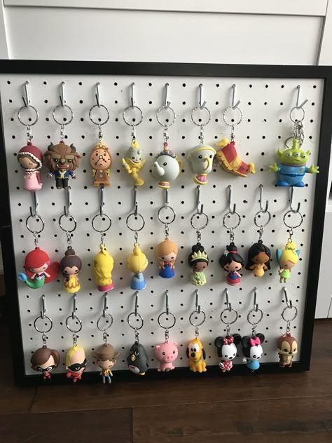 Keychain Board Ideas, Keychain Storage Display, Keychain Rack Display, Keychain Display Stands, Diy Keychain Display For Craft Show, Keychain Display For Craft Show, Peg Board Keychain Display, Craft Fair Keychain Display, Keychain Booth Display Ideas