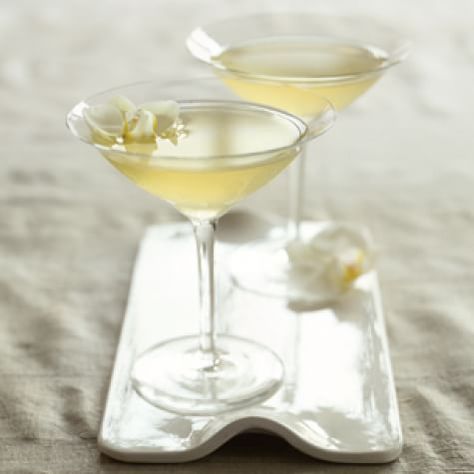 Elderflower White Cosmopolitan | Williams Sonoma Delicious with Fig Vodka! White Cosmopolitan Recipe, White Cosmopolitan, Cosmopolitan Recipe, White Cranberry Juice, Cocktails To Try, Martini Recipes, Tequila Sunrise, Vodka Cocktails, Alcohol Recipes