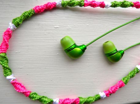 DIY for teens: floss wrapped earbuds    need to do this.  hate untangling Teen Diy, Headphone Wrap, Atrapasueños Diy, Making Friendship Bracelets, School Craft, Ear Buds, Family Crafts, Adult Crafts, Kid Activities