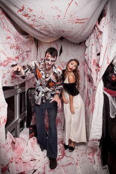 Zombie apocalypse Halloween photo booth. Halloween Photo Booths, Halloween Photo Booth, Photo Halloween, Halloween Decor Diy, Casa Halloween, Halloween Backdrop, Zombie Party, Diy Halloween Decor, Halloween Photo