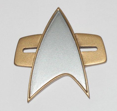 Communicator badge used by Voyager crew ~Repinned Via Steve Laforge Star Trek Voyager Funny, Star Trek Voyager Ship, Voyager Tattoo, Star Trek Birthday, Star Trek Communicator, Ren Cosplay, Kylo Ren Cosplay, Star Trek Pin, Star Trek Logo