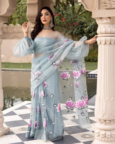 Price: Rs 2116 + Shipping extra Ask and Order on Whatsapp +919619659727 -- wa.me/919619659727 Click on the link for more designs: https://artistryc.in/tag/organza-sarees/ #Handpaintedsaree #organzasaree #jaipuriSaree #ArtistryC #LooksFabFashion #OnlineShop #Dailywear #partywear #casual #office Silk Blouse Work, Saree Photography, Solid Saree, Simple Saree Designs, Printed Organza, Floral Print Sarees, Hand Painted Sarees, Simple Sarees, Organza Sarees