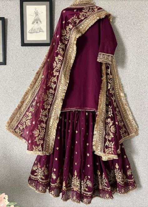 How To Style Gharara, Pakistani Gharara Designs Party Wear, Garara Ideas For Wedding, Purple Gharara Pakistani, Ghrara Design Pakistani, Pakistani Suit Designs Party Wear, Pakistani Garara Dresses, Desi Dresses Aesthetic, Gharara Designs Pakistani