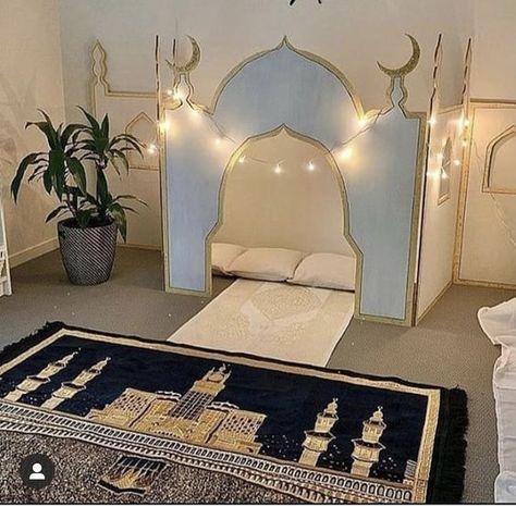 Muslim Prayer Room Ideas, Decoraciones Ramadan, Prayer Room Ideas, Islamic Celebrations, Ramadan Kids, Ramadan Kareem Decoration, Eid Crafts, Prayer Corner, Ramadan Activities