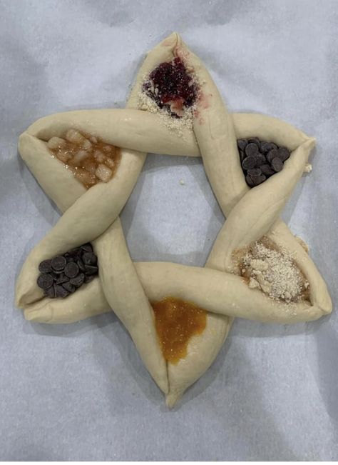 Hanukkah Party Food, Jewish Holiday Recipes, Jewish Cuisine, Shabbat Dinner, Hanukkah Food, Bread Shaping, Passover Recipes, Kosher Recipes, Jewish Recipes