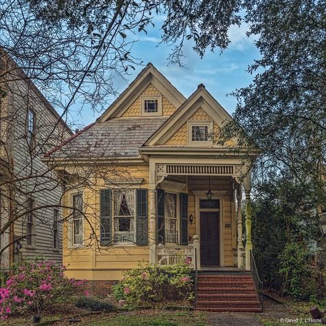 Small Victorian Exterior, Victorian Home Porch, Vintage Cabin Exterior, Cute Old Houses, Queen Anne House Exterior, Victorian Cottage Exterior, Queen Ann House, Small Victorian Homes, Small Victorian House