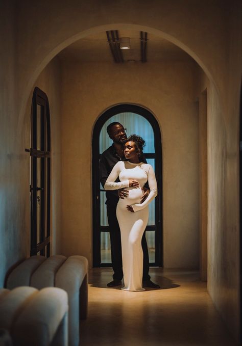 Glam Maternity Shoot, Black Maternity Pictures, Couple Pregnancy Pictures, Maternity Announcement, Pregnancy Fashion Fall, Maternity Studio Photoshoot, Mommy Dress, Maternity Photography Poses Couple, Couple Pregnancy Photoshoot