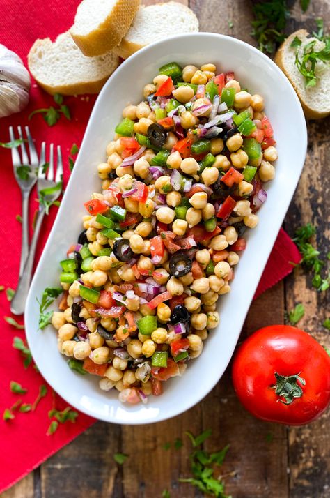 Classic Spanish Chickpea Salad | Refreshing & Packed with Flavor Spanish Chickpea Salad, Spanish Themed Dinner Party, Spanish Salad Recipes, Spanish Salads, Portuguese Salad, Spanish Brunch, Spain Dishes, Spanish Lunch, Vegetarian Tapas