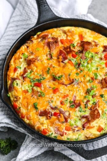 Easy Quiche Recipe - Spend With Pennies Breakfast Frittata Recipes, Easy Frittata Recipe, Quick Casseroles, Baked Frittata, Easy Frittata, Breakfast Frittata, Easy Quiche, Quiche Recipes Easy, Hashbrown Breakfast Casserole